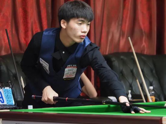 与雷尼尔相