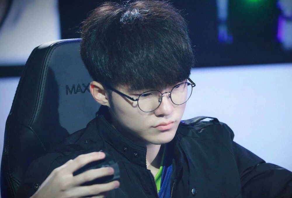 而是带着思