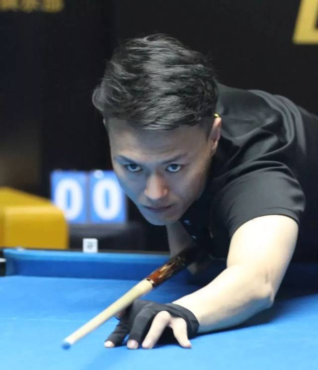 表现得近乎 表现得近乎