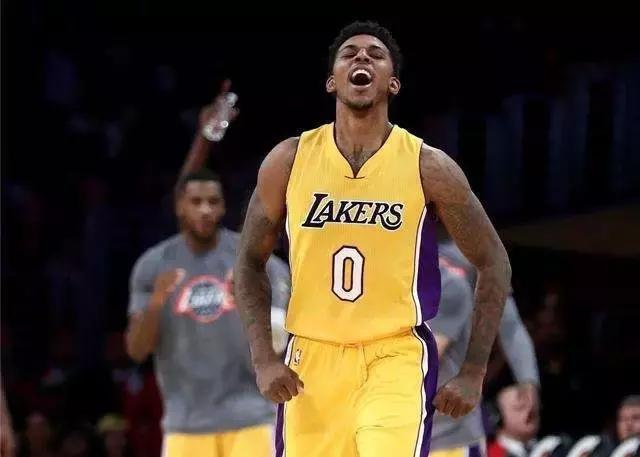 即由持球人 即由持球人